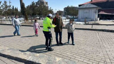 Kars’ta, emniyet güçleri tarafından trafik tedbirleri kapsamında vatandaşlara bilgi verildi.