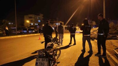 Kozan ilçesinde gerçekleştirilen denetimde kasksız motosiklet kullanan bir sürücü ceza