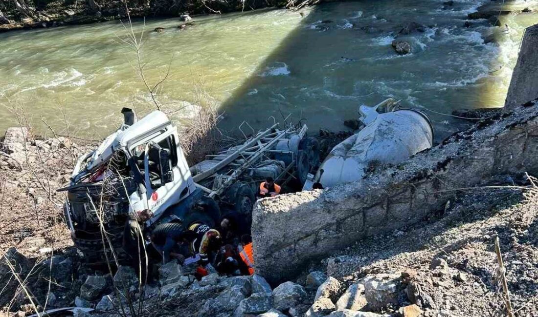 Kastamonu’nun Şenpazar ilçesinde bir beton mikseri, dere yatağına yuvarlanarak sürücüsünü