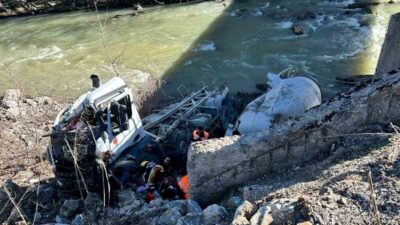 Kastamonu’nun Şenpazar ilçesinde bir beton mikseri, dere yatağına yuvarlanarak sürücüsünü