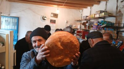 Kaykılı köyünde Ramazan ayı boyunca gerçekleştirilen pide dağıtımı yoğun ilgiyle