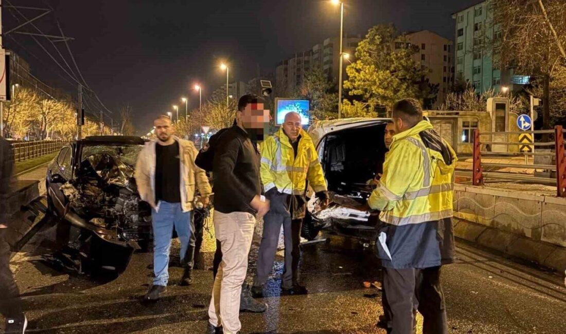 Kayseri’nin Melikgazi ilçesinde gece geç saatlerde meydana gelen trafik kazasında,