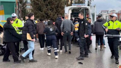 Edirne’de yaşanan trafik kazasında, kamyonun altına çekilen motosiklette bulunan iki