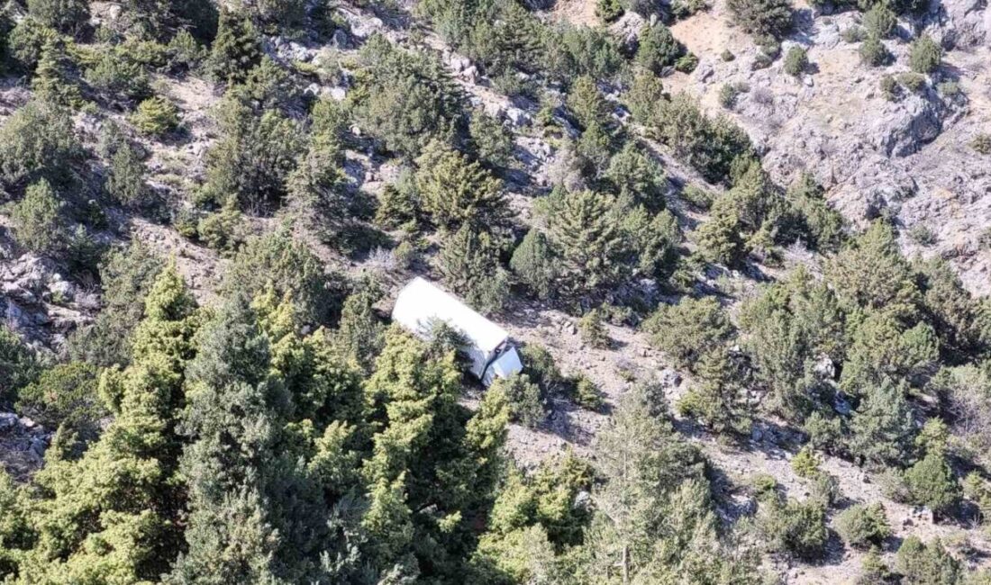 Kemaliye ilçesinde meydana gelen kaza, freni patlayan bir kamyonun uçuruma