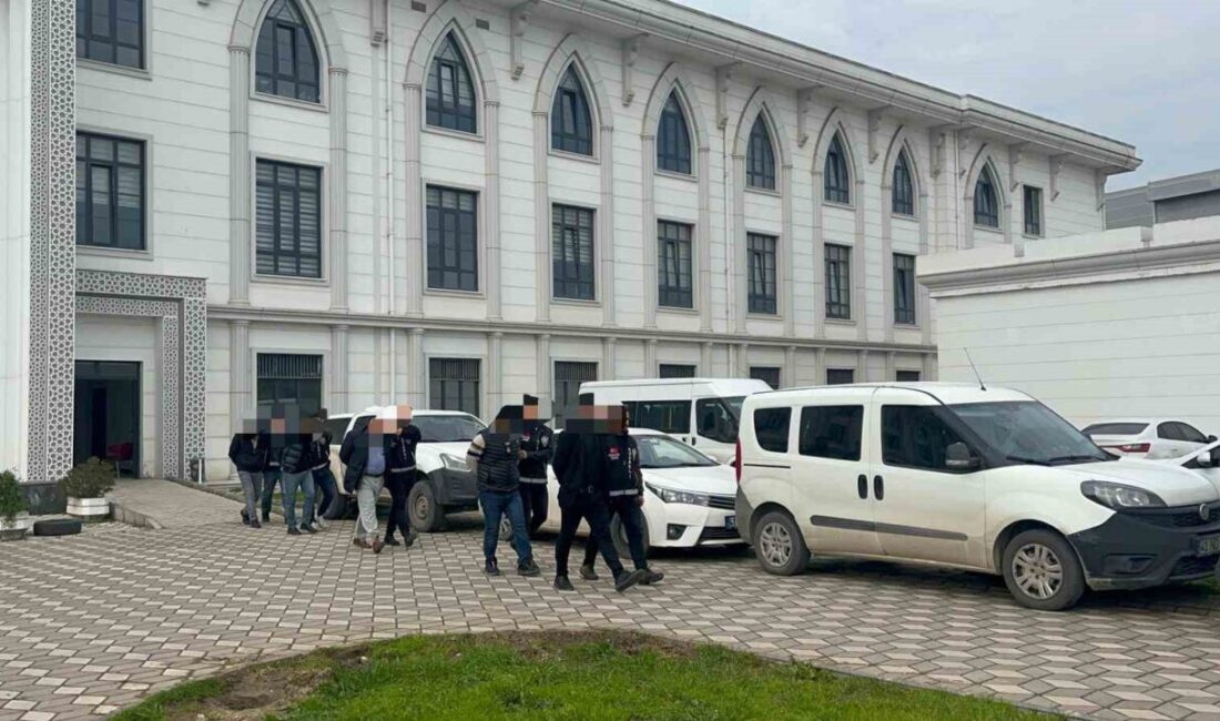 Kocaeli’nin Çayırova ilçesinde bir kişinin evinin önünde silahla başından vurularak