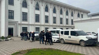 Kocaeli’nin Çayırova ilçesinde bir kişinin evinin önünde silahla başından vurularak