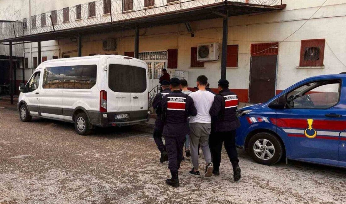 Gaziantep’te, farklı suçlardan aranan ve hakkında kesinleşmiş 12’şer yıl hapis
