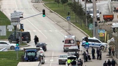 Samsun’un Vezirköprü ilçesinde yaşanan bir trafik kazasında, bir otomobilin kırmızı