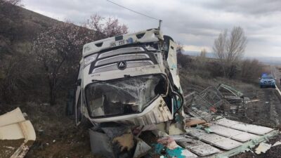 Nevşehir ilinde seyir halindeyken kontrolü kaybeden bir kamyonet devrildi ve