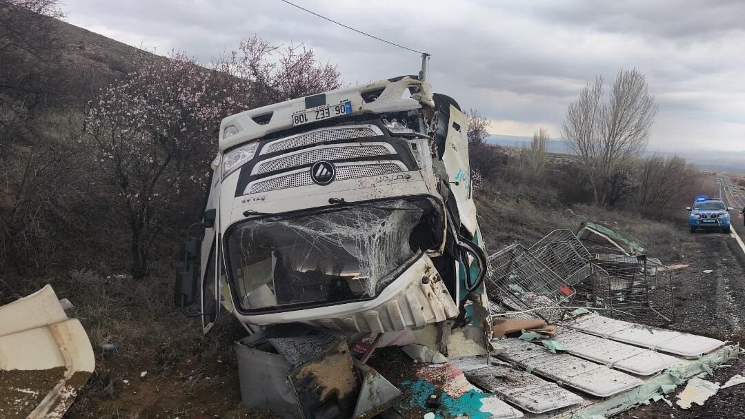 Nevşehir ilinde seyir halindeyken kontrolü kaybeden bir kamyonet devrildi ve