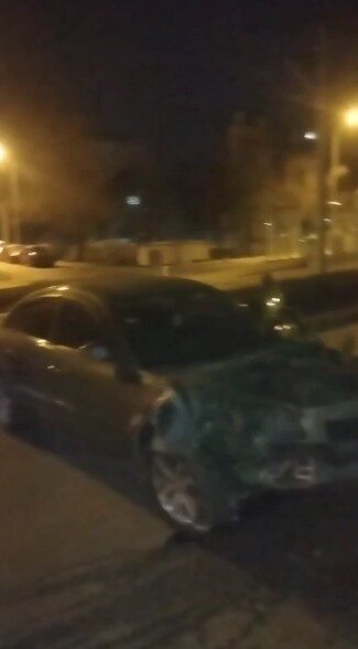 Eskişehir’de bir otomobil, sürücüsünün kontrolünden çıkarak ağaca çarpıp durabildi ancak