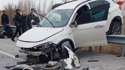 Van’ın Gürpınar ilçesinde meydana gelen trafik kazasında, yağış nedeniyle kayganlaşan
