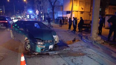 İnegöl ilçesinde yaşanan bir trafik kazasında virajı alamayarak kontrolü kaybeden