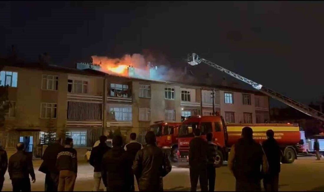 Konya’da bulunan 3 katlı bir apartmanın çatısında meydana gelen yangın,