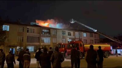 Konya’da bulunan 3 katlı bir apartmanın çatısında meydana gelen yangın,