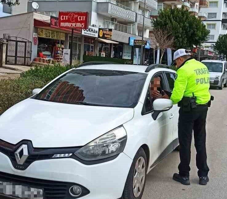 Adana’nın Kozan ilçesinde gerçekleştirilen “Kozan’a Güven” operasyonunda, polis ekipleri çeşitli