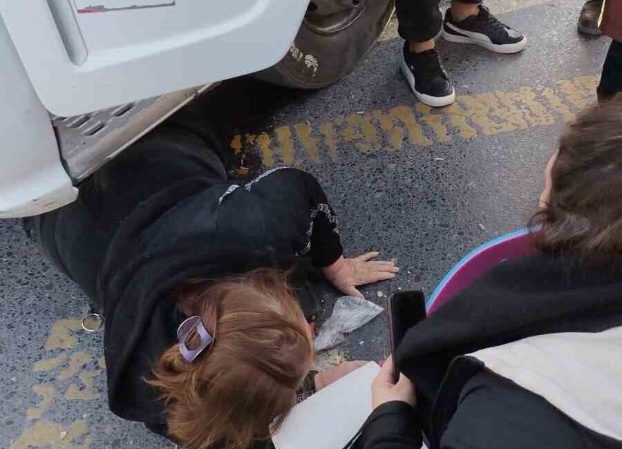 Küçükçekmece’de bir kadının, yolun karşısına geçmeye çalışırken tır tarafından çarptığı