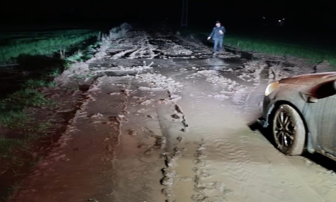 Kurtalan ilçesinde, dün yaşanan sağanak yağış sonucu oluşan çamurlu yollarda