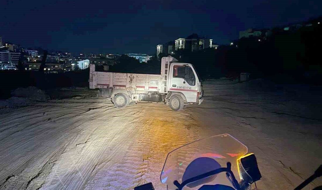 Kaçak moloz dökümü yapan bir kamyonet sürücüsü, Kuşadası Belediyesi Zabıta