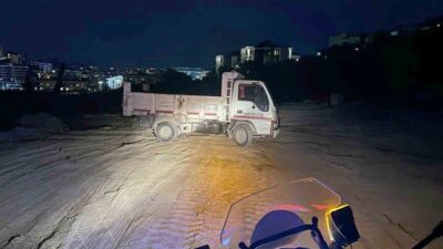 Kaçak moloz dökümü yapan bir kamyonet sürücüsü, Kuşadası Belediyesi Zabıta