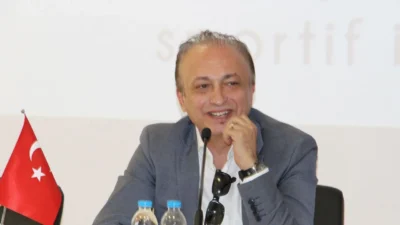 TRT’nin deneyimli spor spikerlerinden biri olan Levent Özçelik, uzun yıllardır