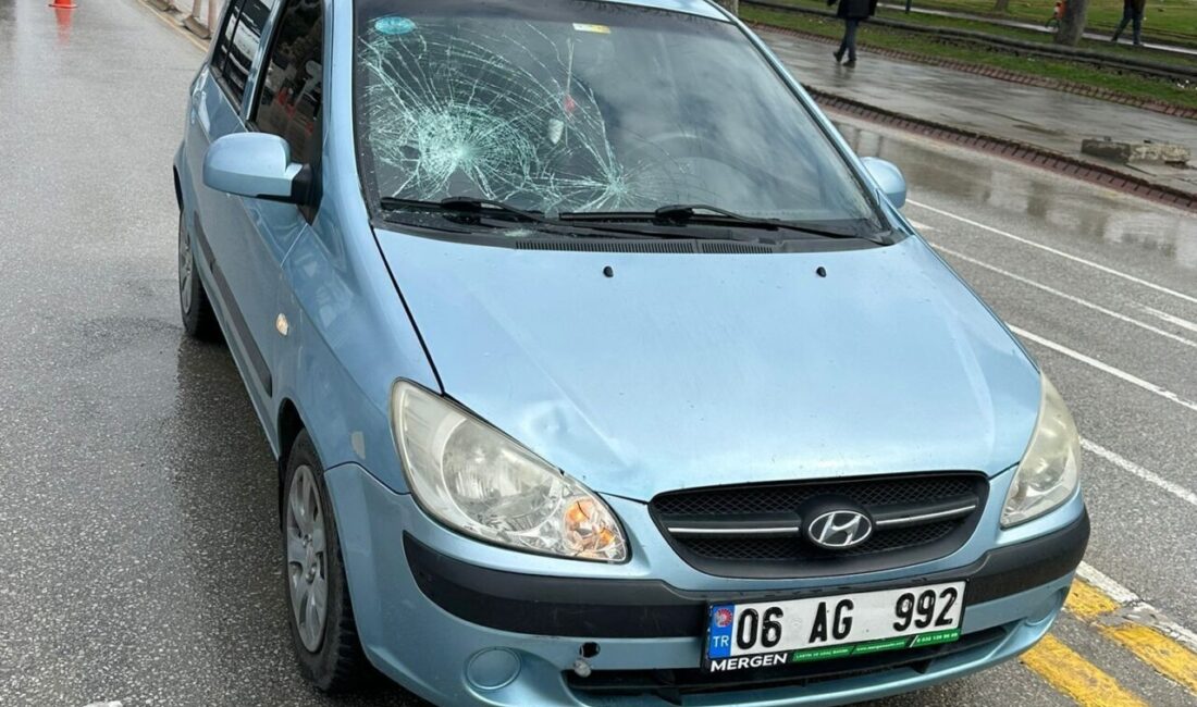 Malatya’da İnönü Caddesi’nde meydana gelen trafik kazasında, bir otomobilin yayaya