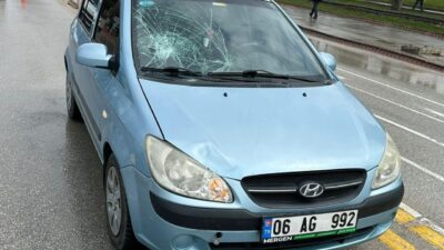 Malatya’da İnönü Caddesi’nde meydana gelen trafik kazasında, bir otomobilin yayaya