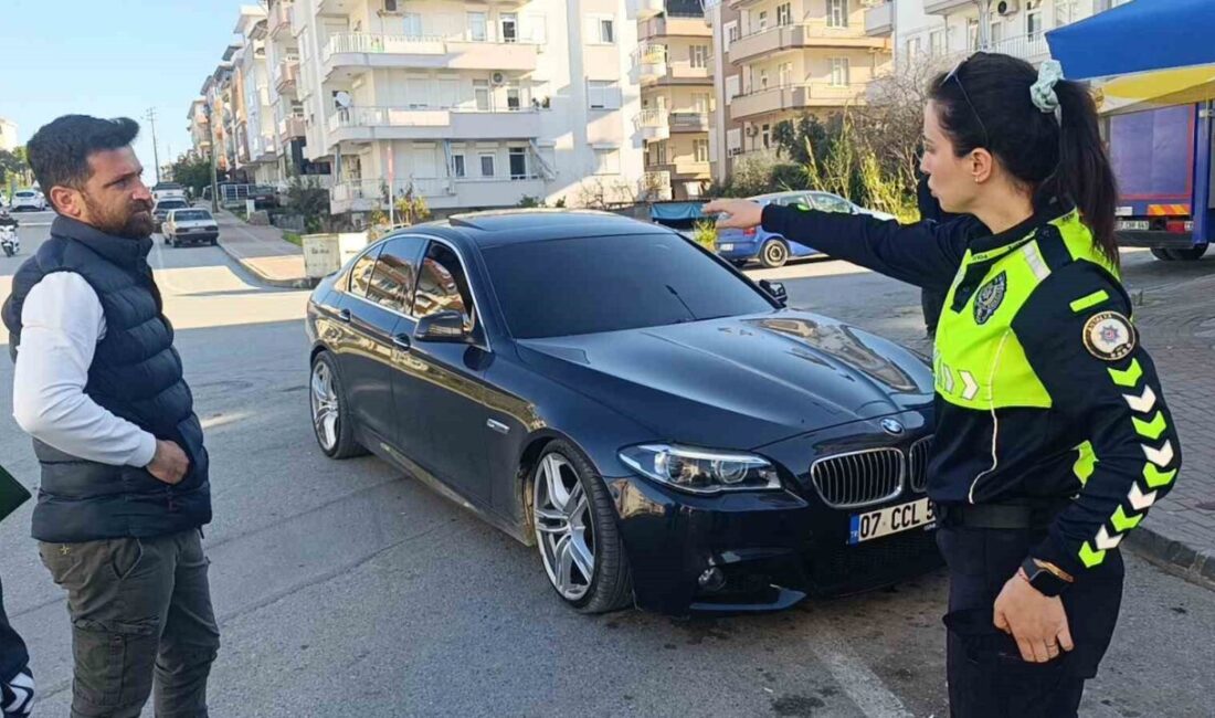 Manavgat ilçesinde meydana gelen trafik kazasında, park halindeki bir araca
