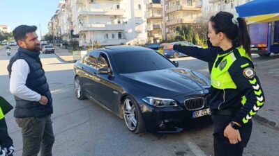 Manavgat ilçesinde meydana gelen trafik kazasında, park halindeki bir araca