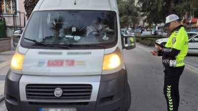 Manisa’da polis ekipleri tarafından okul servislerine yönelik gerçekleştirilen denetimlerde, 243