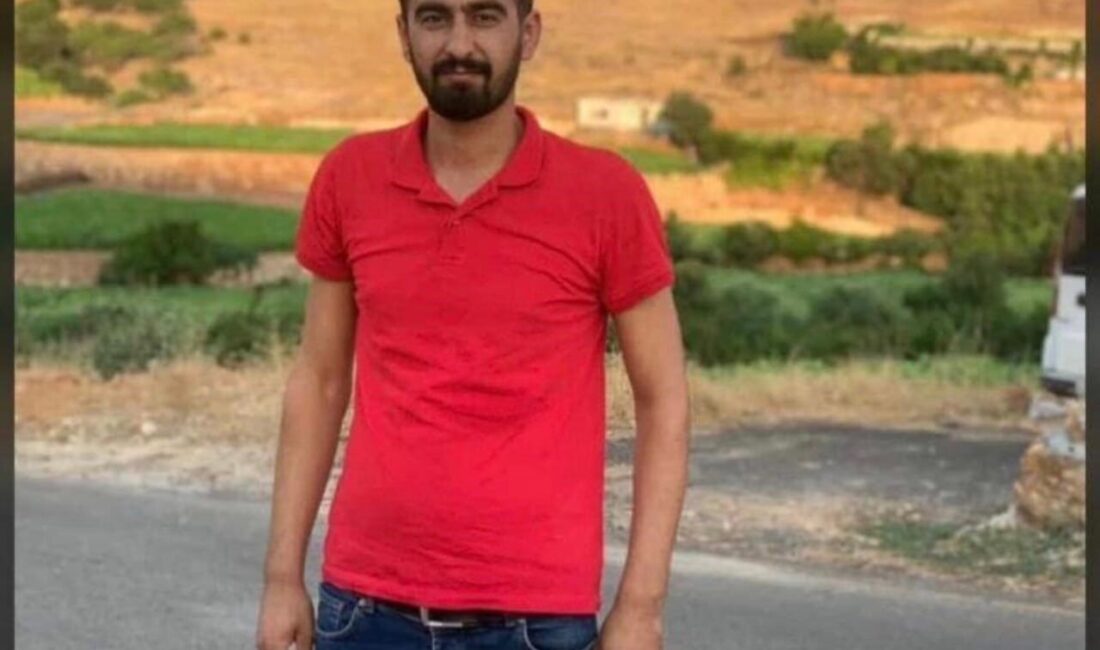 Mardin’in Kızıltepe ilçesinde bir oto yıkama tesisisnde servis minibüsünü yıkarken