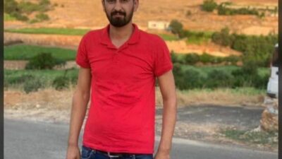 Mardin’in Kızıltepe ilçesinde bir oto yıkama tesisisnde servis minibüsünü yıkarken