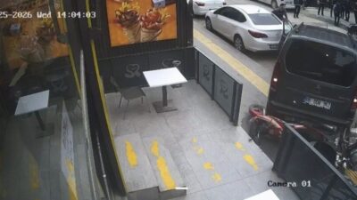 Mardin’in Artuklu ilçesinde, bir hafif ticari aracın geri manevra yaparken