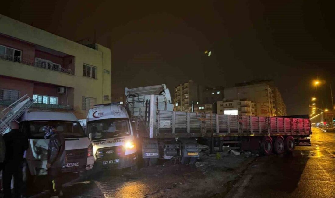 Mardin’in Kızıltepe ilçesinde yaşanan ardışık trafik kazasında 3 ambulans personeli