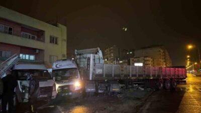 Mardin’in Kızıltepe ilçesinde yaşanan ardışık trafik kazasında 3 ambulans personeli