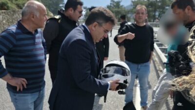 Motosiklet sürücüsü, Marmaris-Muğla yolu üzerindeki virajlarda seyir halindeyken önündeki araca