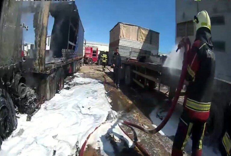 Mersin’de, Yalınayak Mahallesi’nde bulunan bir tır garajı yakınlarında park halindeki