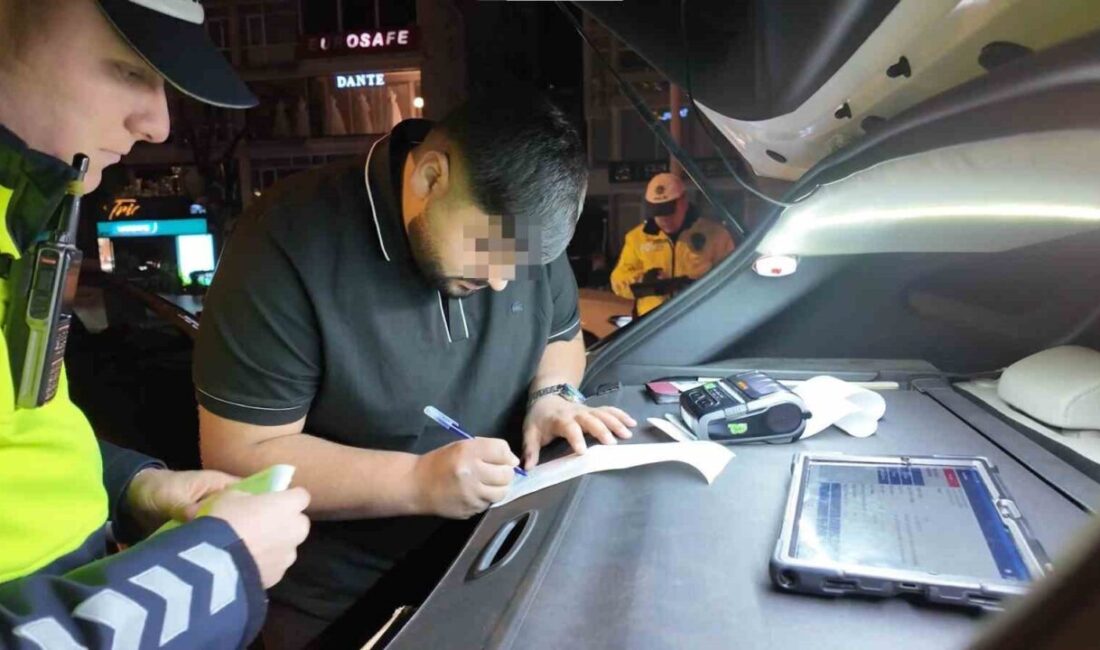 İstanbul’da trafik denetimlerini yürüten ekipler, Kadıköy’de kurallara uymayan egzoz kullanan