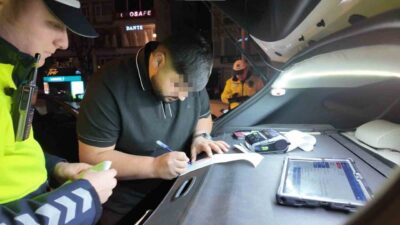 İstanbul’da trafik denetimlerini yürüten ekipler, Kadıköy’de kurallara uymayan egzoz kullanan
