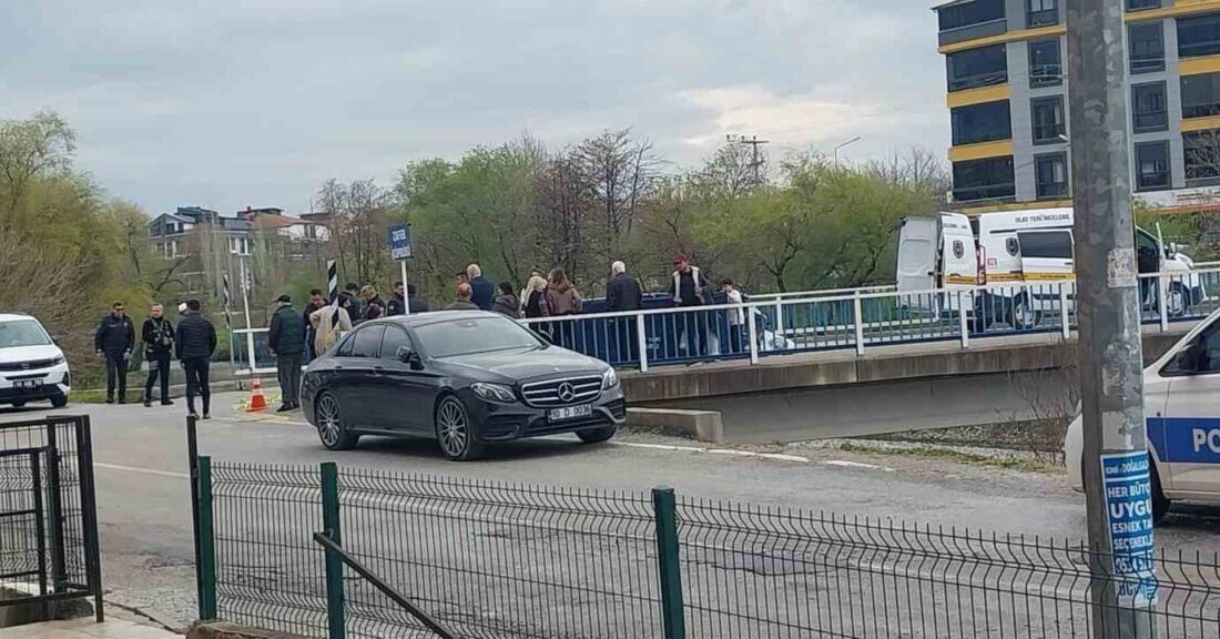 Balıkesir’in Edremit ilçesinde bir motosiklet sürücüsü, seyir halindeyken aniden kalp