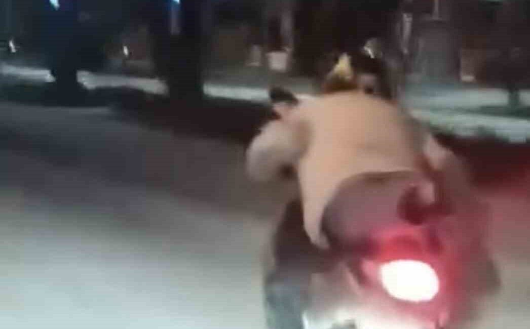 Elazığ’da, bir sürücü, canını hiçe sayarak motosikletin üstüne yatarak ilerledi.