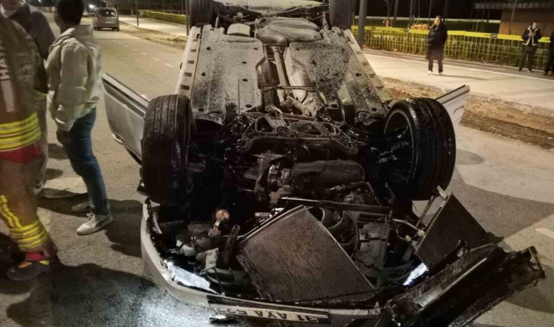 İskenderun ilçesinde yaşanan trafik kazasında motosiklete çarpan bir otomobil takla