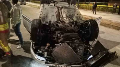 İskenderun ilçesinde yaşanan trafik kazasında motosiklete çarpan bir otomobil takla
