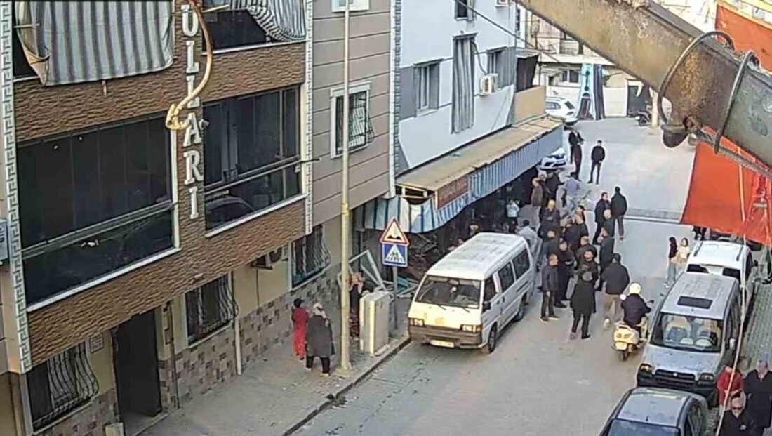 Manisa’nın Turgutlu ilçesinde, bir otomobil sürücüsü, karşı yönden gelen motosikletliye