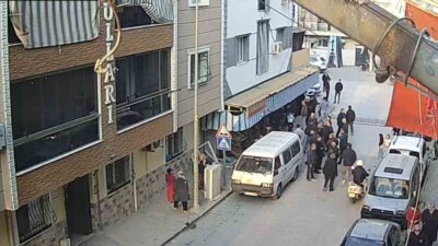 Manisa’nın Turgutlu ilçesinde, bir otomobil sürücüsü, karşı yönden gelen motosikletliye