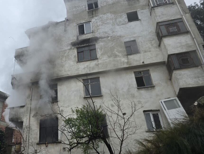 Mudanya ilçesindeki terkedilmiş bir apartmanda meydana gelen yangın, çevrede endişe