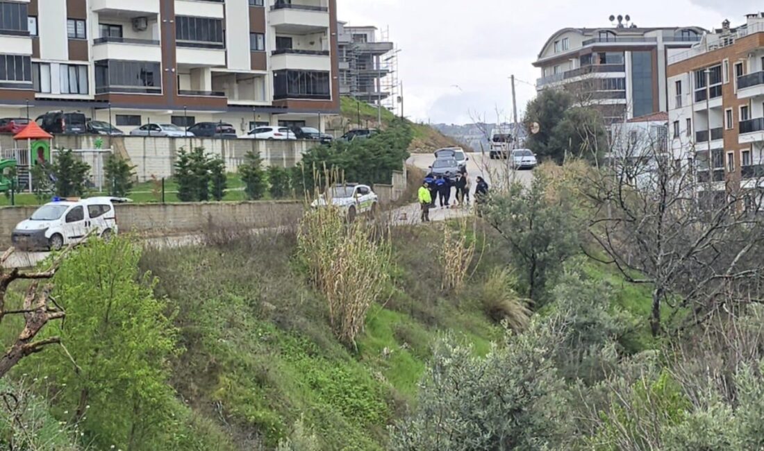 Bursa’nın Mudanya ilçesine bağlı Burgaz Mahallesi’nde bulunan bir sitenin önünde,