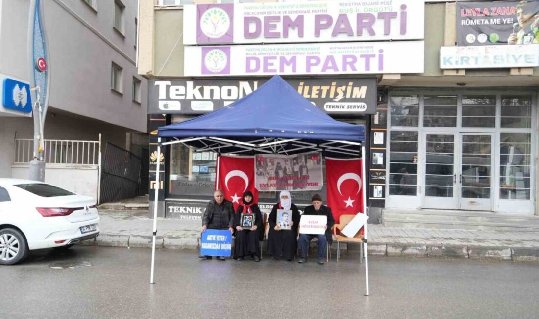 Muş’ta DEM Parti İl Başkanlığı önünde çocuklarına ulaşmak için bekleyen