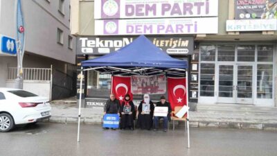 Muş’ta DEM Parti İl Başkanlığı önünde çocuklarına ulaşmak için bekleyen