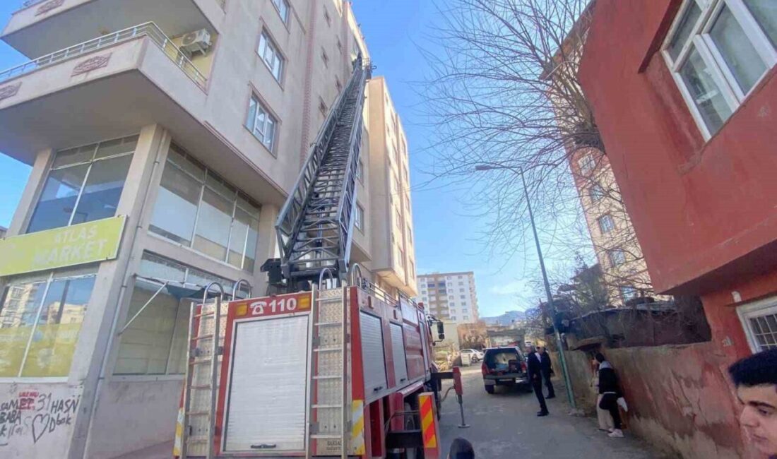 Siirt’in Kurtalan ilçesinde bir evde unutulan yemeğin yanması sonucu çıkan